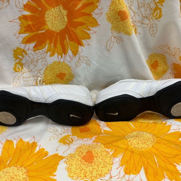 NIKE Women’s Size 8 Musique #318076-111 White Casual Training Sneakers Gymshoes - Picture 4 of 8